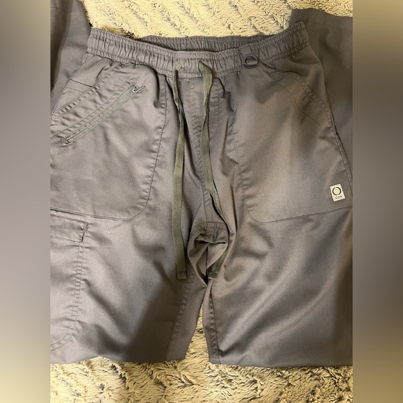 EON by Maevn grey scrub set. Size X-Small. Gently used condition. - Picture 7 of 9